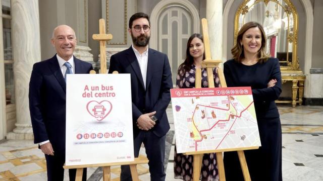 María José Catalá y Jesús Carbonell en la rueda de prensa sobre la EMT. EE