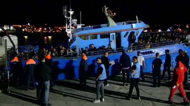 El barco con 347 inmigrantes a bordo que ha llegado a Lampedusa este jueves.