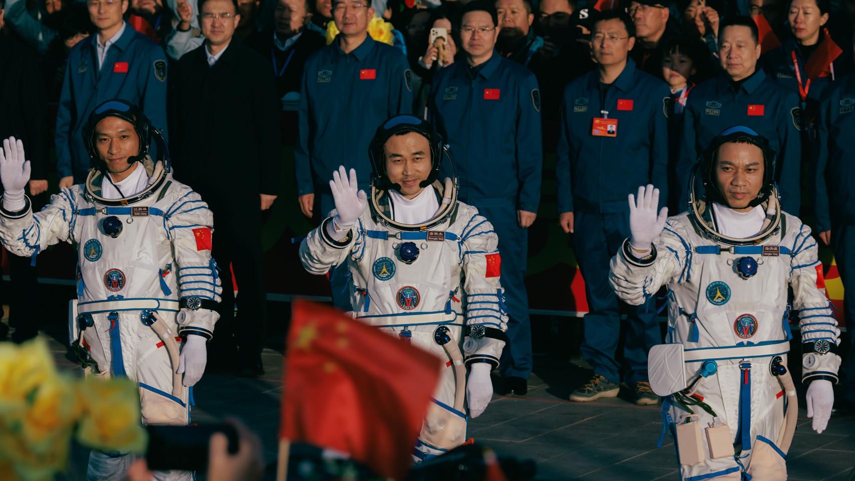 China Sigue Desafiando A EEUU En El Espacio: Lanza A Tres Nuevos ...