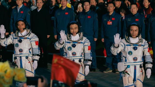 De izquierda a derecha: Jiang Xinlin, Tang Shengjie y Tang Hongbo.