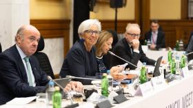 El vicepresidente del BCE, Luis de Guindos, y su presidenta, Christine Lagarde, durante la reunión que la institución ha mantenido en Atenas.