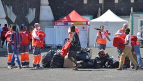 Los sanitarios atienden a los migrantes en La Restinga.