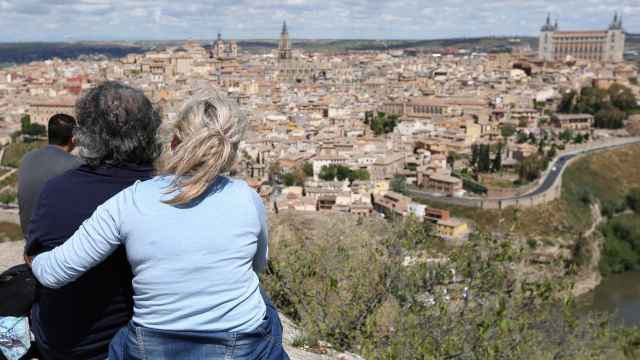 Una pareja observa la panorámica de Toledo desde el mirador del Valle.