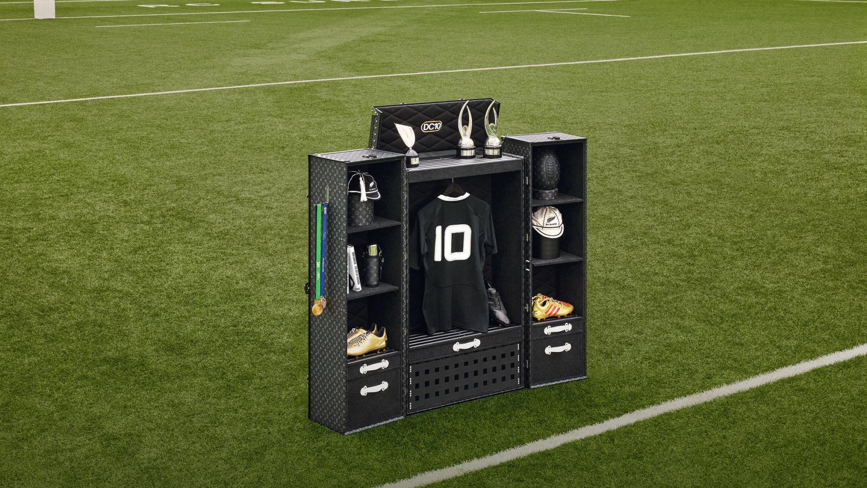Detalle del bául en colaboración con la leyenda del Rugby Dan Carter.