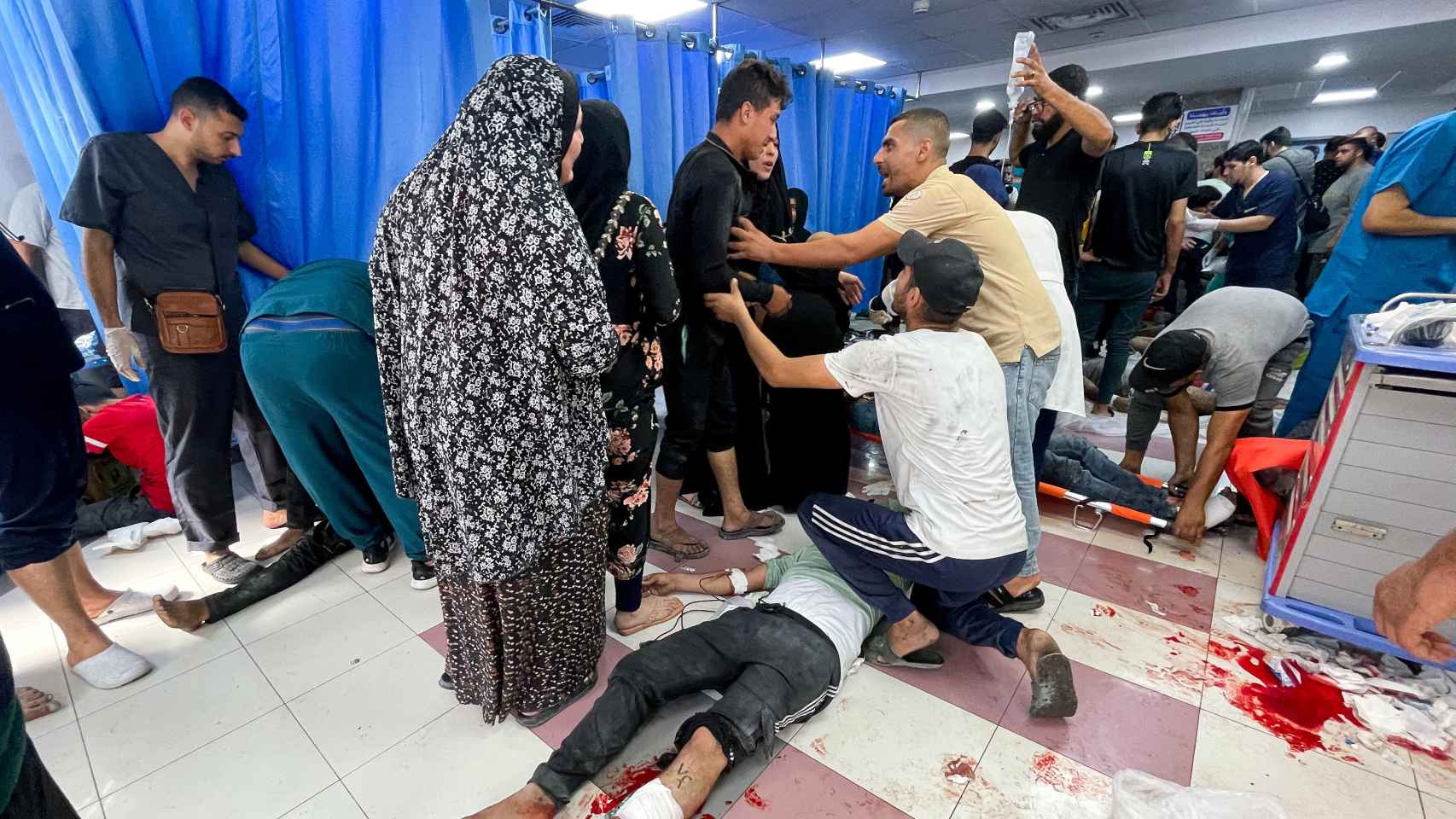 Varios heridos por los bombardeos de Israel esperan para ser atendidos en el hospital Shifa de Gaza.