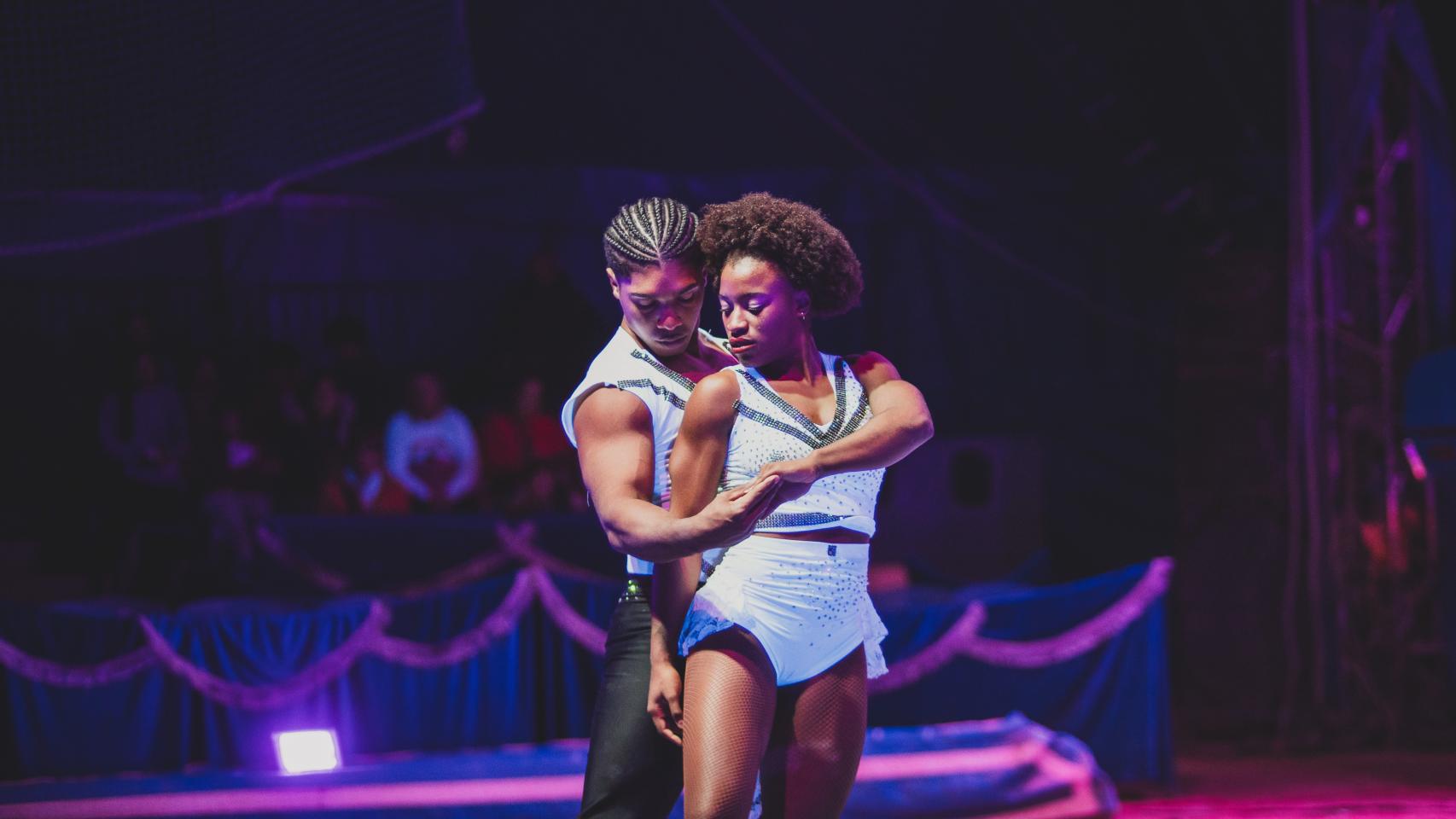 Bailarines del Circo Nacional Cubano