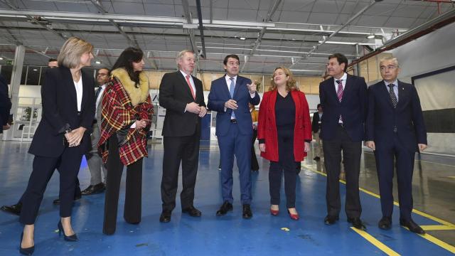 El presidente de la Junta, Alfonso Fernández Mañueco, con la alcaldesa de Burgos, Cristina Ayala, en la visita a la visita la sede de la empresa Antolín, su centro de I+D y Eurotrim