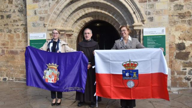 Intercambio de banderas en el hermanamiento de Palencia y Cantabria