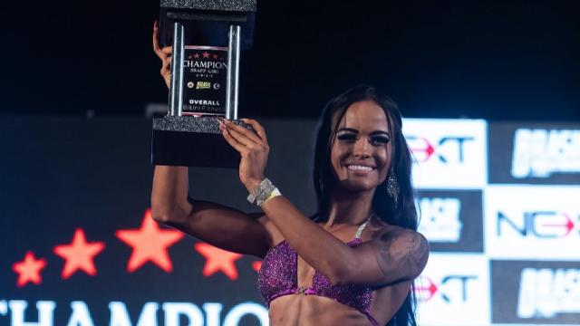 La culturista Alana Paiva tras ganar un premio