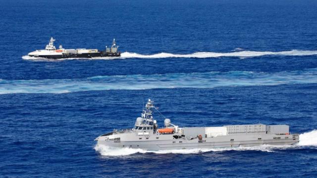 USV Ranger en primer plano navegando junto al USV Mariner en el océano Pacífico