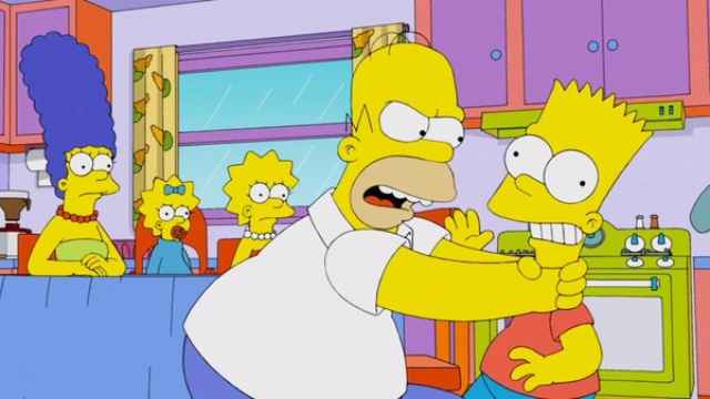 Homer Simpson estrangula a Bart en un capítulo.