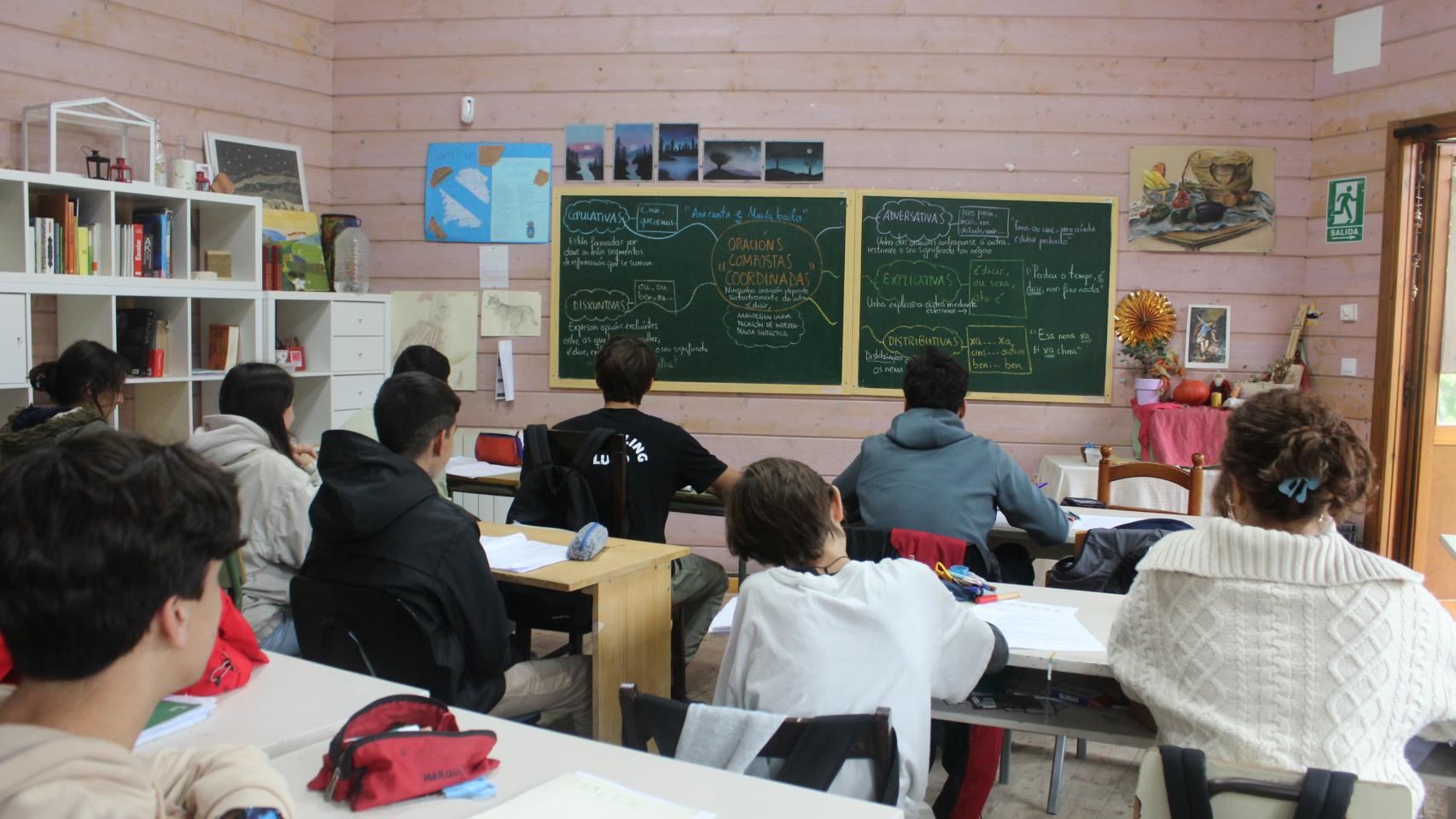 El colegio gallego sin libros que atrae extranjeros uno de sus alumnos