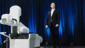 Elon Musk, en la presentación de uno de los dispositvos de Neuralink Future. Foto: Steve Jurvetson