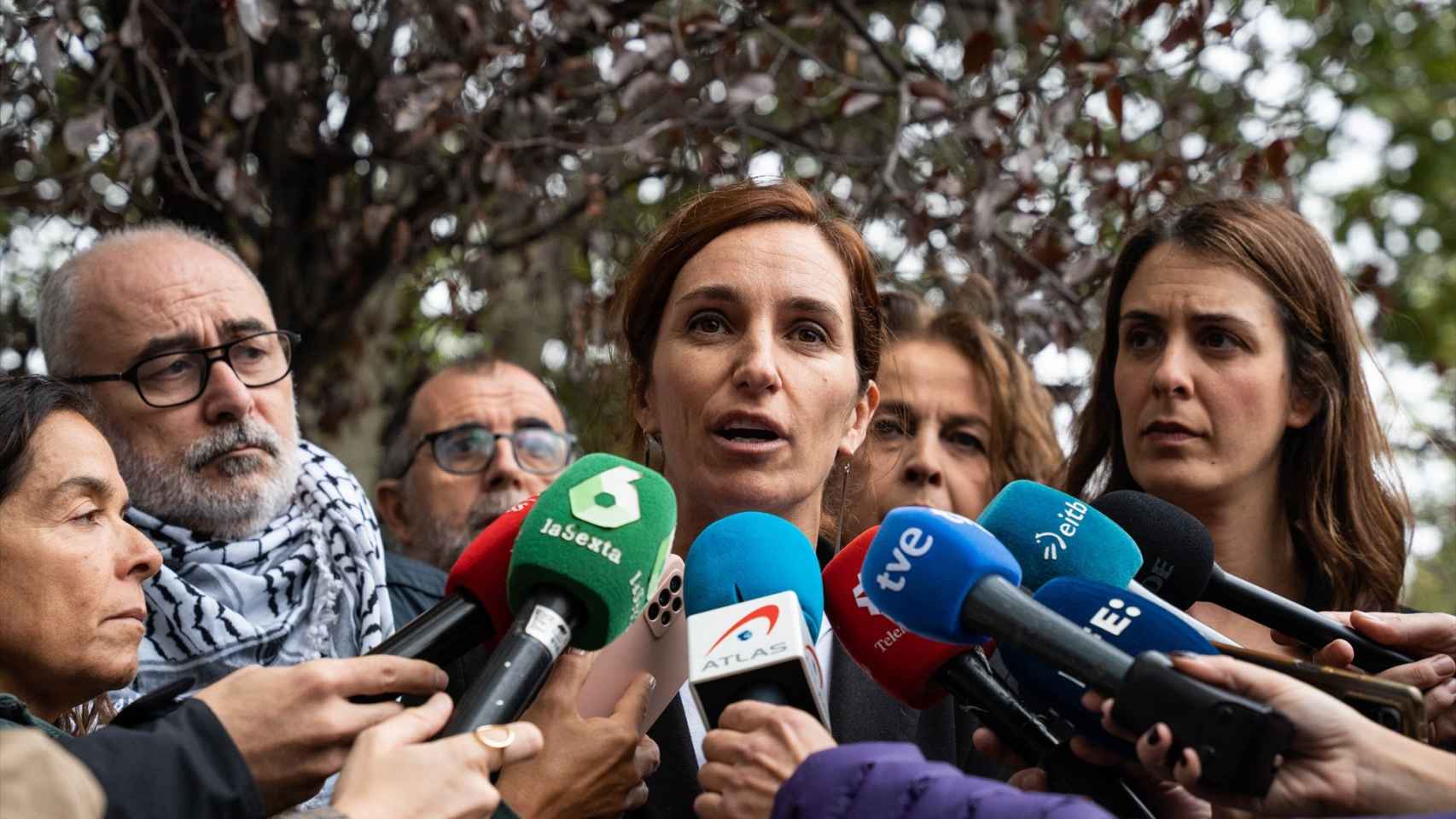 La líder de Más Madrid, Mónica García, ofrece declaraciones a los medios durante la manifestación en apoyo a Palestina, a 29 de octubre de 2023, en Madrid.