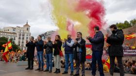 El líder de VOX, Sangiago Abascal (2i), junto al presidente de la Fundación Para la Defensa de la Nación Española (Denaes), Iván Vélez (3i), entre otros, en la manifestación contra la amnistía