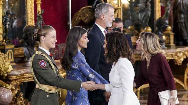 La princesa Leonor saluda a la presidenta de la Comunidad de Madrid, Isabel Díaz Ayuso, el pasado 12 de octubre.