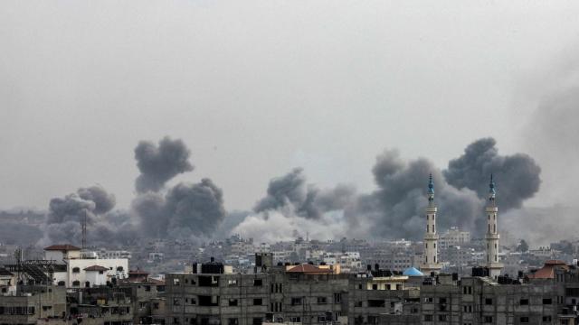 Columnas de humo se elevan durante los ataques israelíes en Gaza.