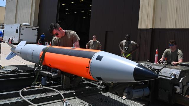 MIlitares estadounidenses trabajando en una bomba B61