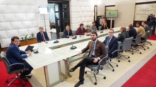 Alfonso Fernández Mañueco y Juan García Gallardo se reúnen con los profesionales de la ganadería