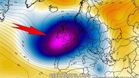 La rápida profundización de la borrasca -ciclogénesis- sobre las Islas Británicas. ECMWF