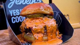 La mejor hamburguesa de Europa se sirve en Valencia: con pan de Donuts y pepinillos