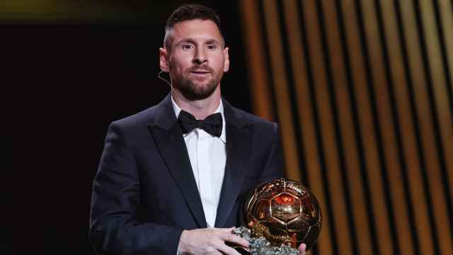 Messi levanta el Balón de Oro