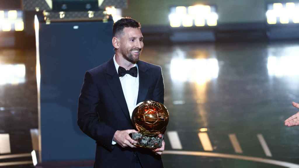 Leo Messi, con el Balón de Oro.