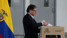 El presidente de Colombia Gustavo Petro votando durante las elecciones territoriales de este domingo.