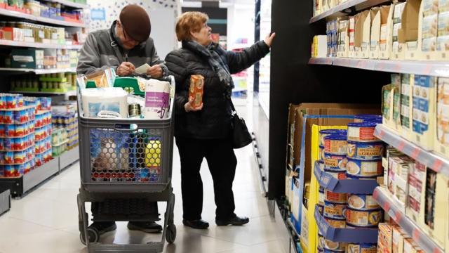 Dos personas haciendo la compra en Mercadona.