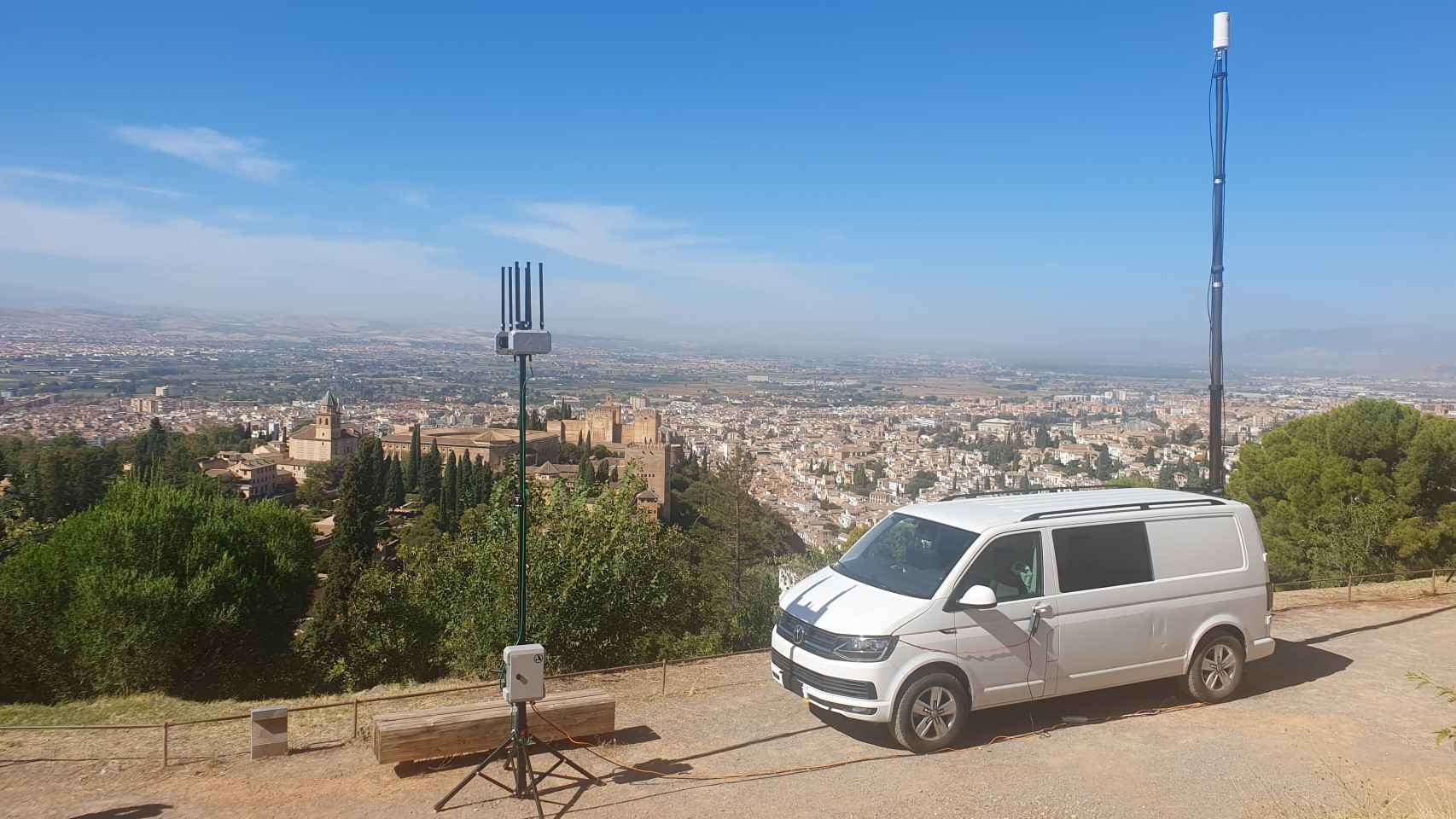 Despliegue SIGLO en la Cumbre de Granada, con la Alhambra de fondo