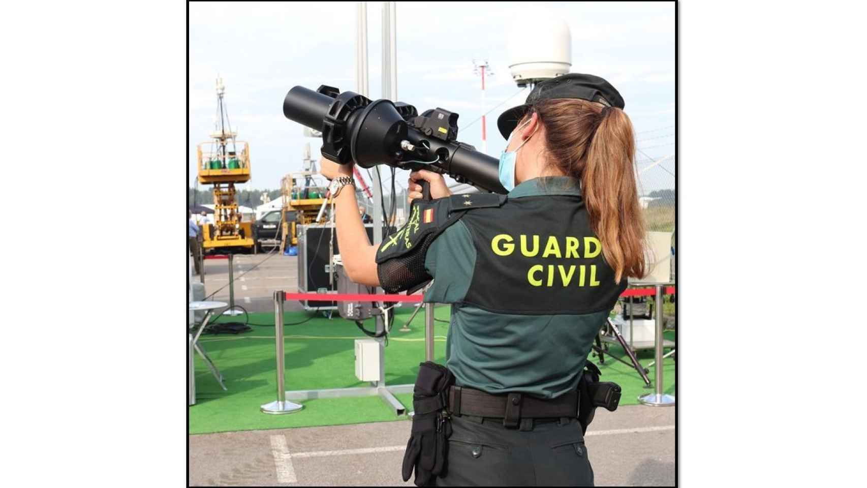 Efectivo de Guardia Civil con un sistema antidrones
