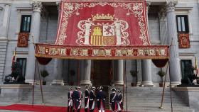 Varios guardias reales conversan a las puertas del Congreso de los Diputados, este martes.