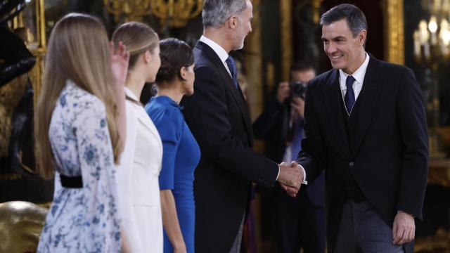 El presidente del Gobierno en funciones, Pedro Sánchez, saluda a los Reyes este martes.