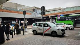 Un taxi parado en una zona donde no se pueden recoger clientes.