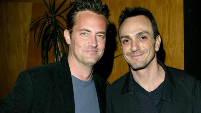 Hank Azaria se emociona al revelar que Matthew Perry le llevó a su primera reunión de Alcohólicos Anónimos