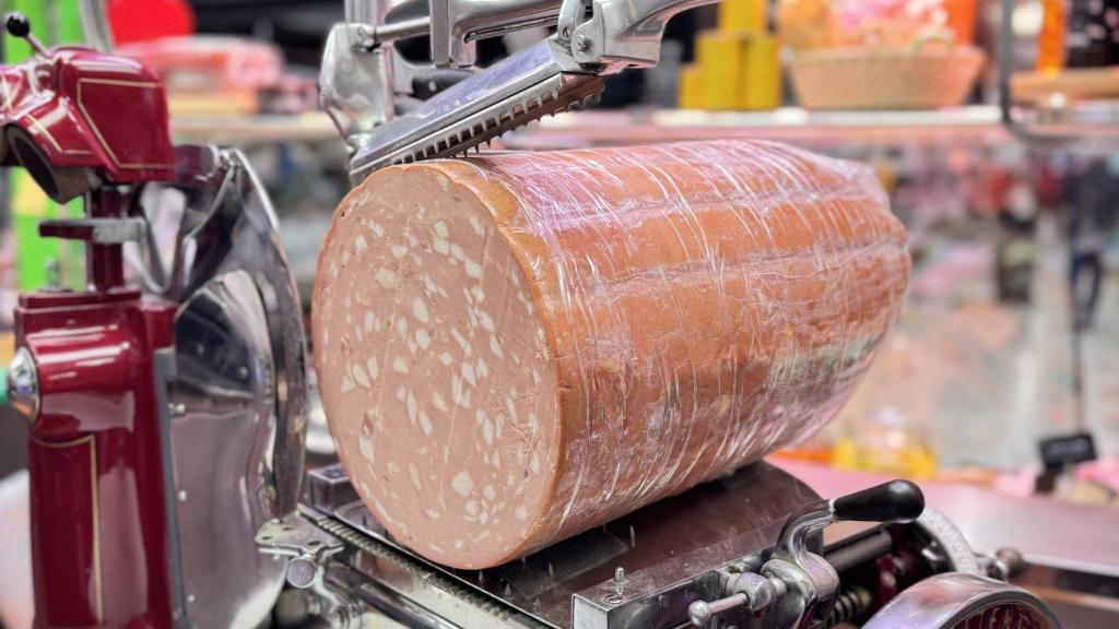 La auténtica mortadela italiana de 25 kilos que venden en un puesto de