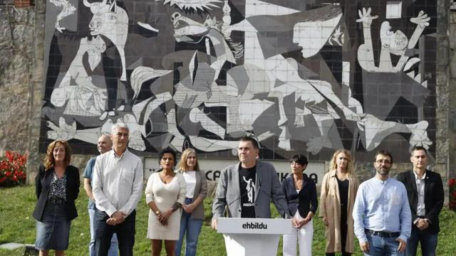 El coordinador general de EH Bildu, Arnaldo Otegi, lee el 18 de octubre una declaración sobre el conflicto de Palestina e Israel ante el Mural del cuadro Gernika en esta localidad vizcaína.