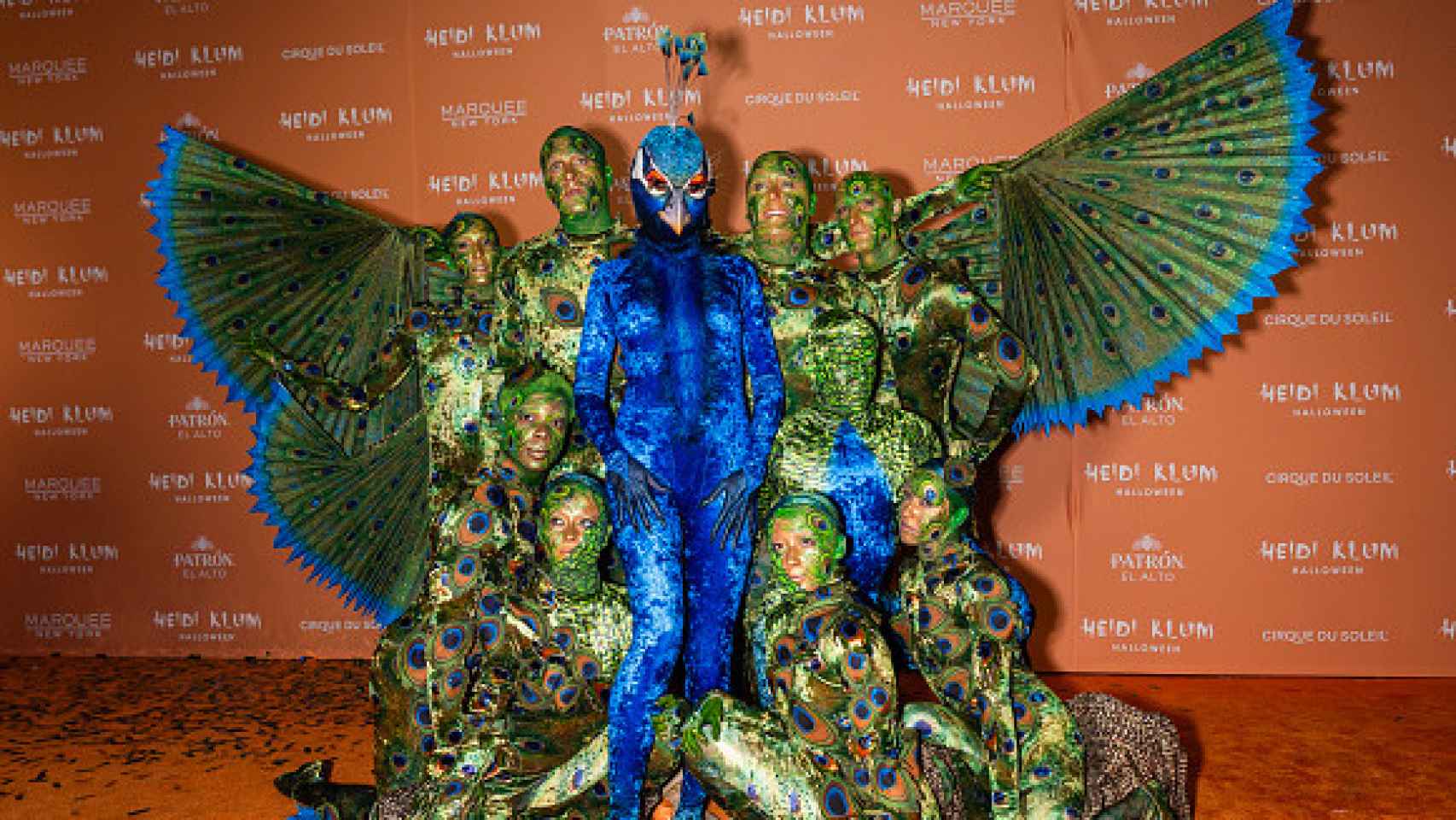 Heidi Klum se convierte en un pavo real junto a artistas del Circo del Sol  y revalida su título de reina de Halloween