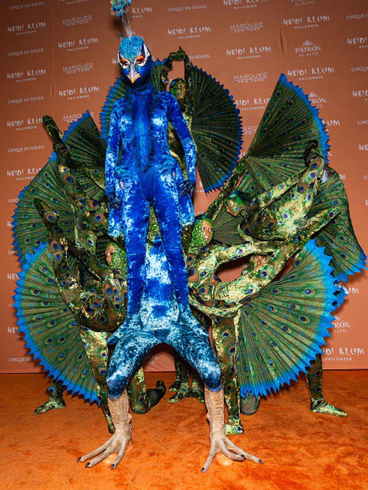Heidi Klum se convierte en un pavo real junto a artistas del Circo del Sol  y revalida su título de reina de Halloween