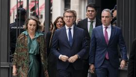 Cuca Gamarra, Alberto Núñez Feijóo y Elías Bendodo entrando al Congreso para la jura de la princesa Leonor.