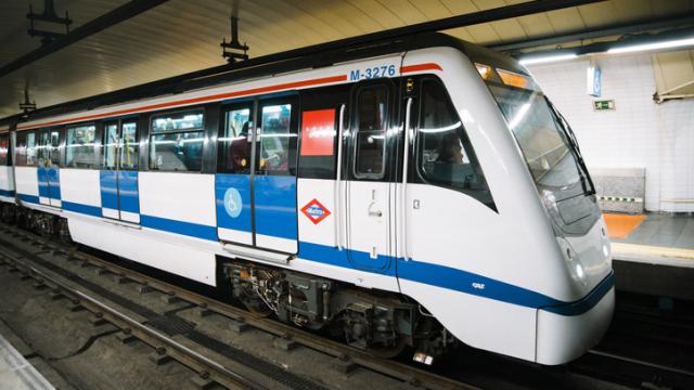 Un tren del Metro de Madrid pasa por la estación.