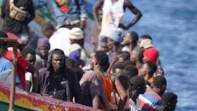 Un cayuco con migrantes llega al Puerto de la Restinga de la isla de El Hierro.