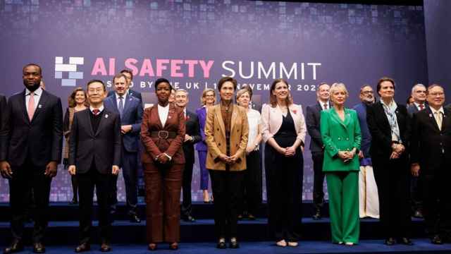 Los ministros digitales de los países participantes posan para una foto familiar el primer día de la Cumbre de Seguridad de AI 2023 en Bletchley Park.