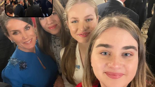 El 'selfie' de Andrea con la reina, la infanta y la princesa durante la celebración.