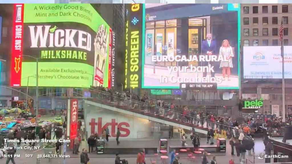 El anuncio de Eurocaja Rural proyectándose en Times Square.