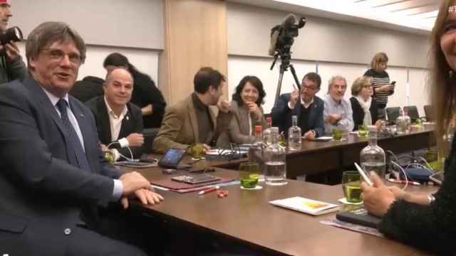 El expresidente de la Generalitat, Carles Puigdemont (1i), durante la reunión con la cúpula de Junts en Bruselas.