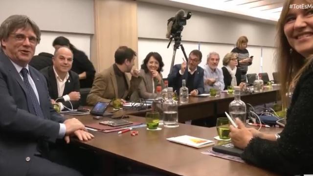 Puigdemont reunido con la cúpula de Junts en Bruselas.