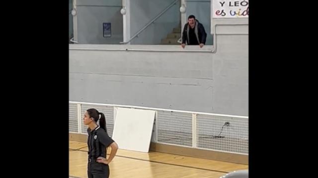 Un aficionado insulta gravemente a la árbitra Paula Lema en el Bembibre Arena