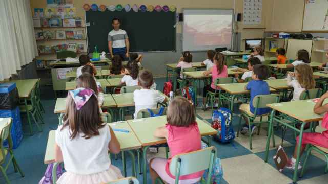 Un profesor dando clase a unos alumnos de Primaria