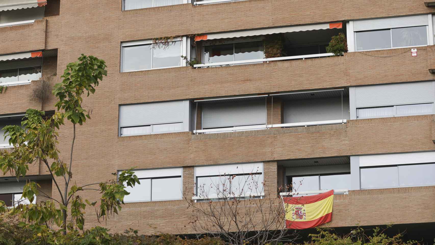 El día de la jura de Leonor, la infanta Elena engalanó su balcón con una bandera de España.